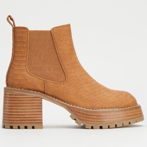 EUC MIA Zamantha Platform Boot Size 7.5